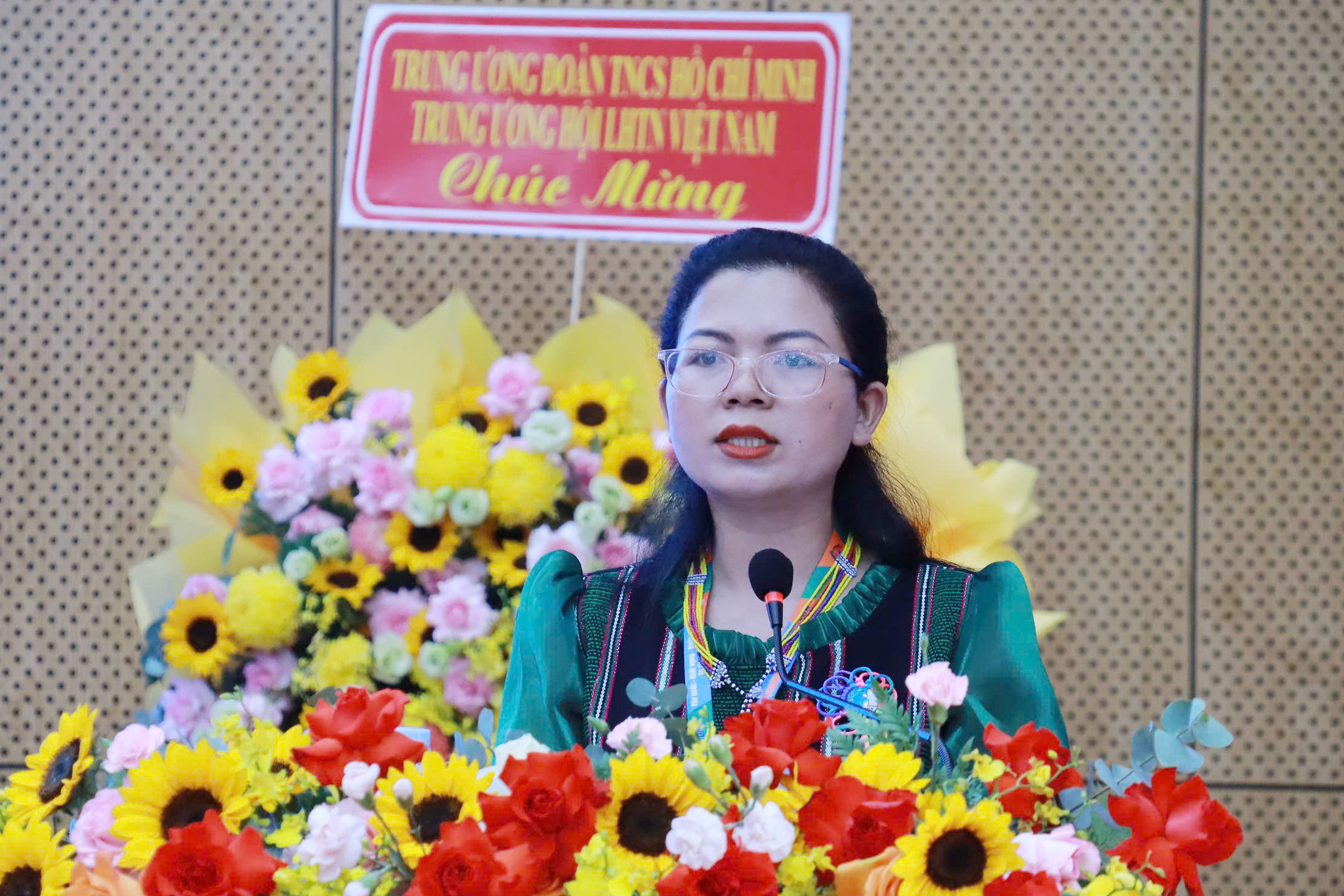 Đồng chí H’Hồng, Phó Bí thư Tỉnh đoàn, Chủ tịch Hội LHTN Việt Nam tỉnh Lâm Đồng phát biểu chào mừng Đại hội