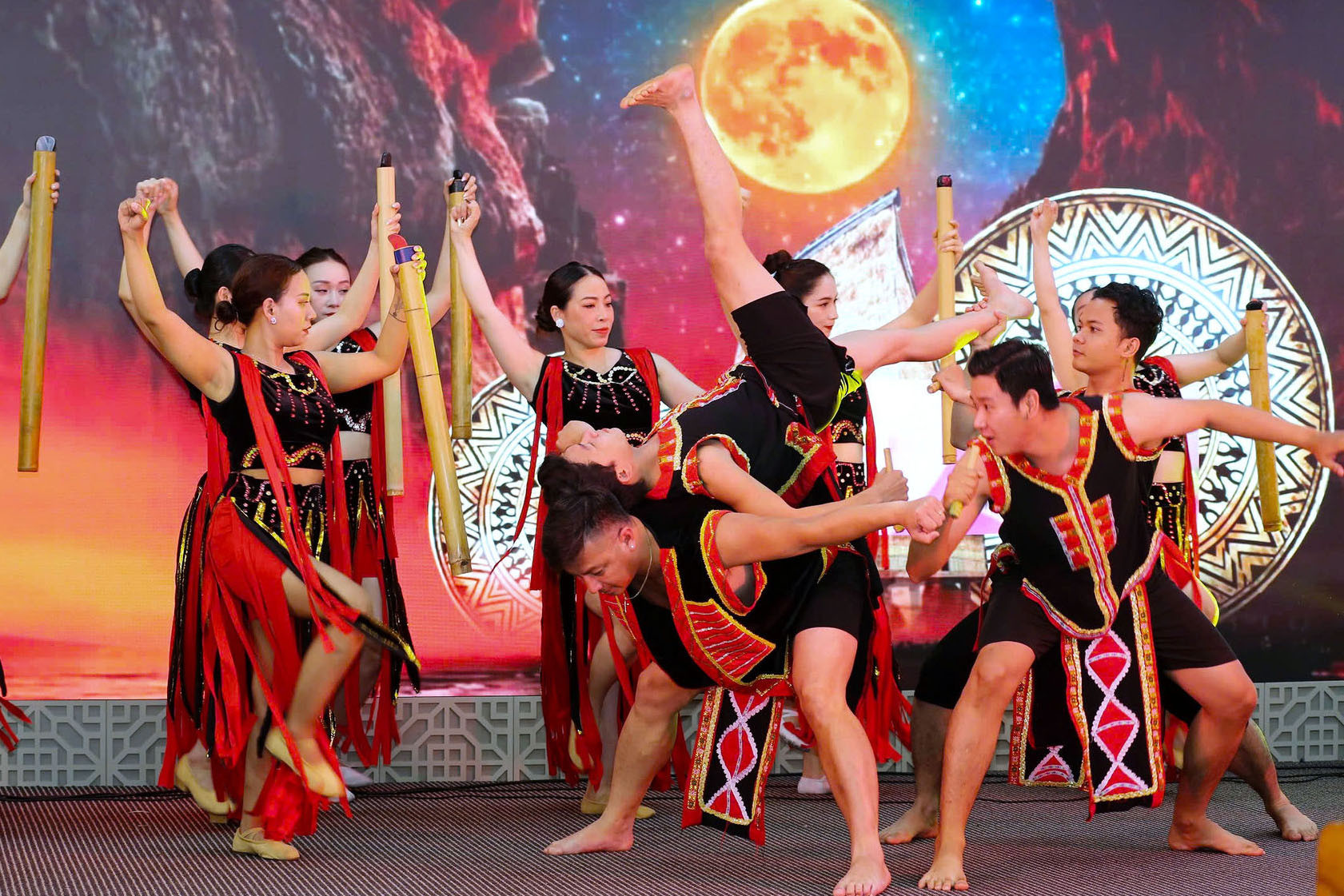 cac-tiet-muc-van-nghe-dac-sac-chao-mung-buoi-gap-mat-bao-chi(2).jpg