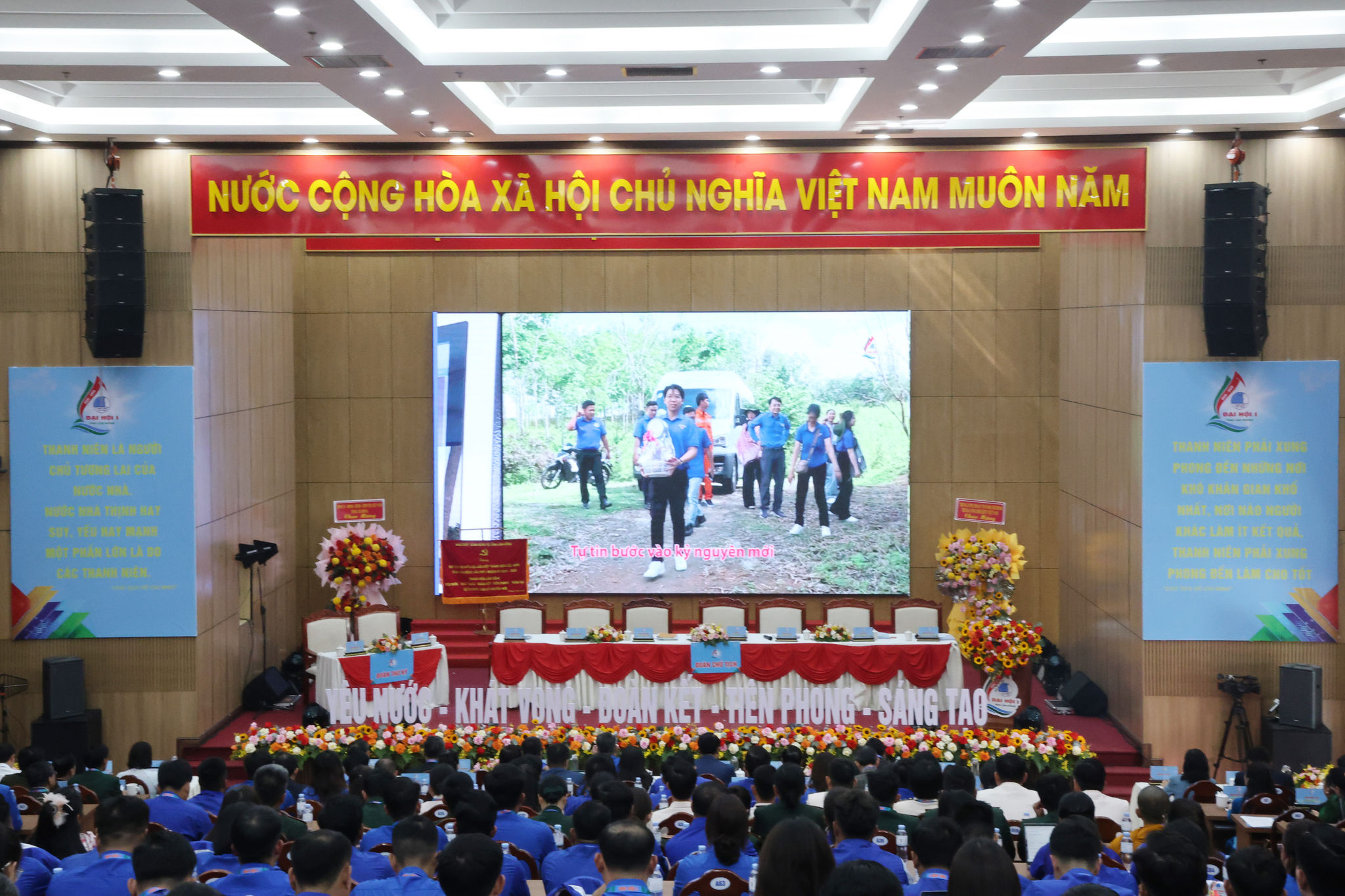Các đại biểu theo dõi phóng sự tổng kết phong trào thanh niên nhiệm kỳ vừa qua