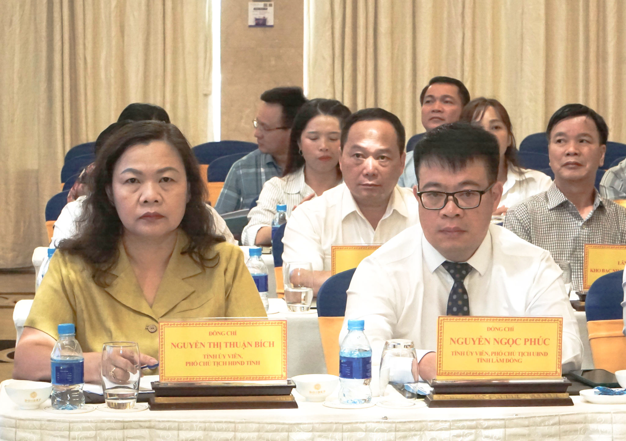 dong-chi-nguyen-thi-thuan-bich-tinh-uy-vien-pho-chu-tich-hdnd-tinh-nguyen-ngoc-phuc-tinh-uy-vien-pho-chu-tich-ubnd-tinh-du-hoi-nghi(1).jpg