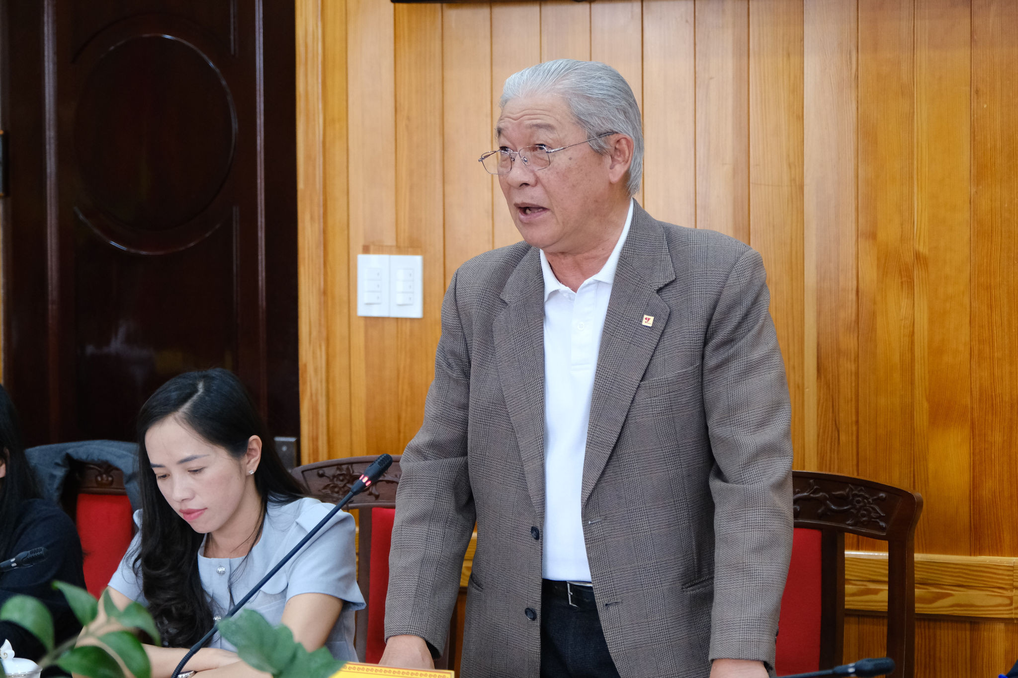 A representative of the Lam Dong Architects Association speaks at the meeting
