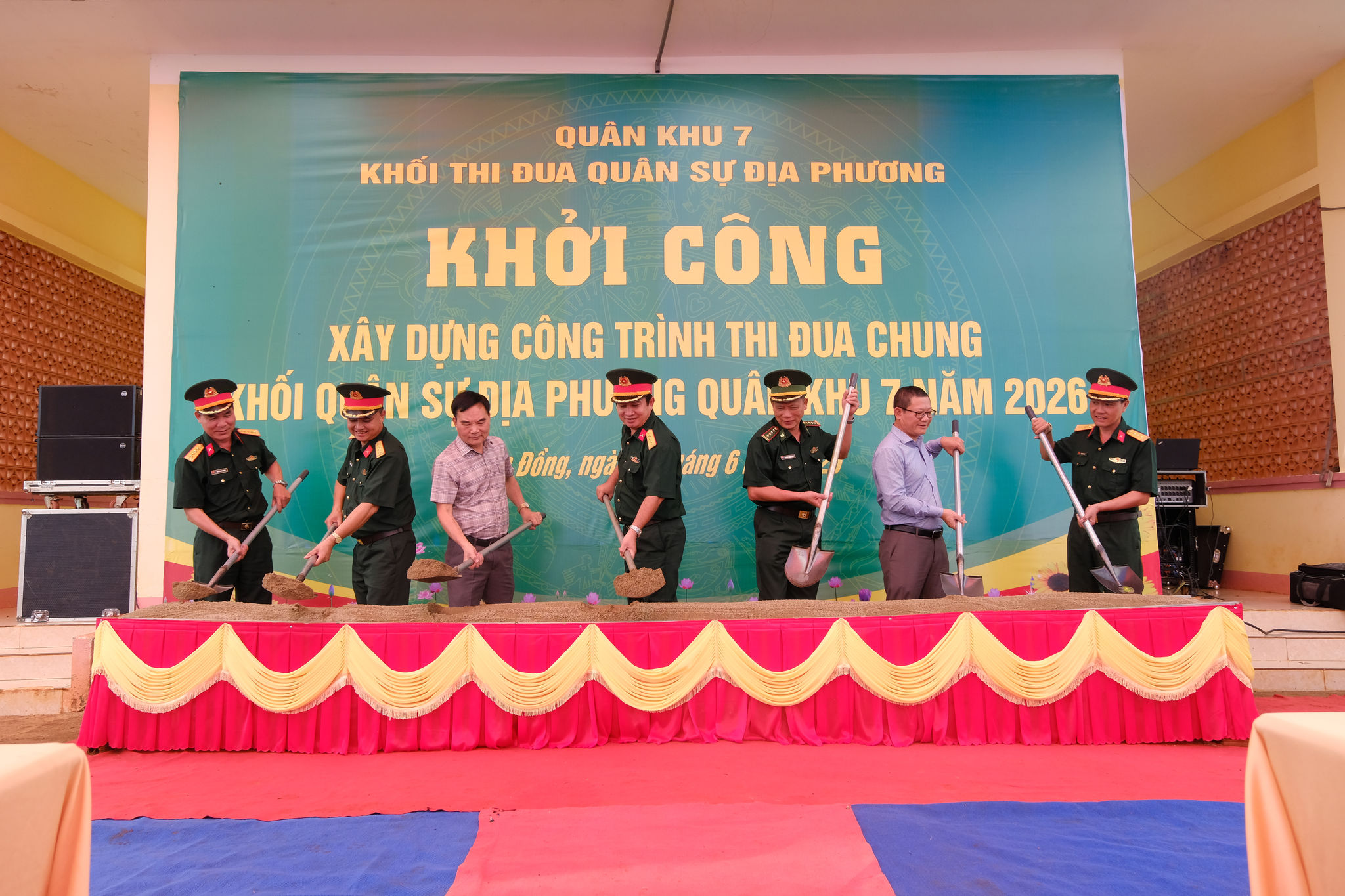 Đại diện lãnh đạo các đơn vị trong Khối thi đua quân sự địa phương Quân khu 7 tham gia khởi công xây dựng tuyến đường