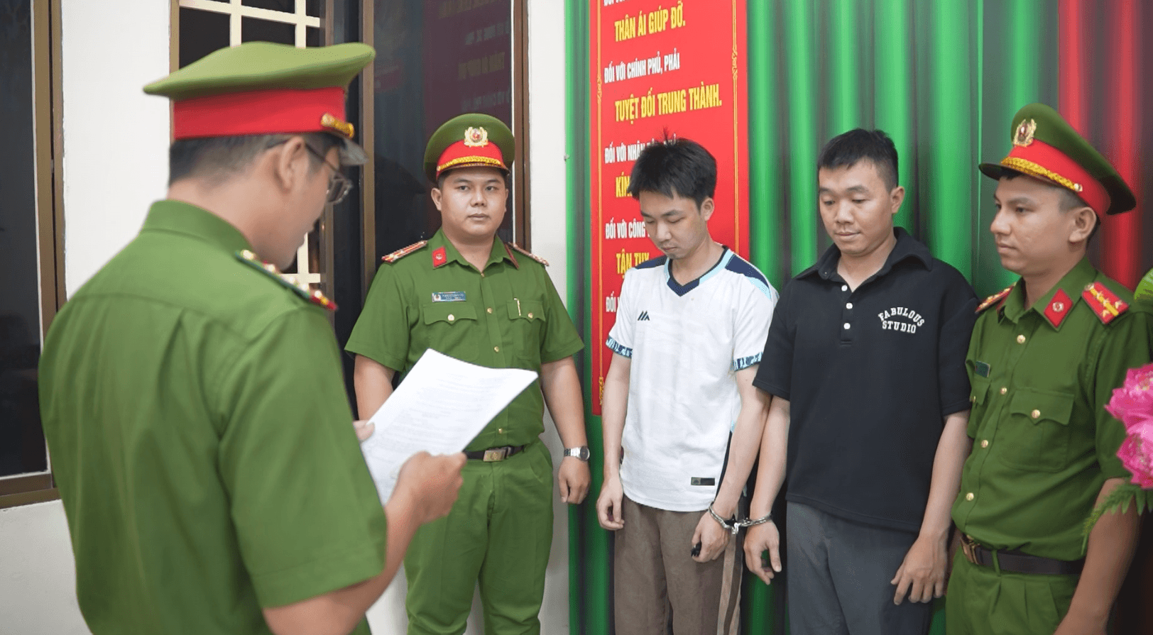 Cơ quan Cảnh sát điều tra tống đạt các quyết định tố tụng đối với các bị can.