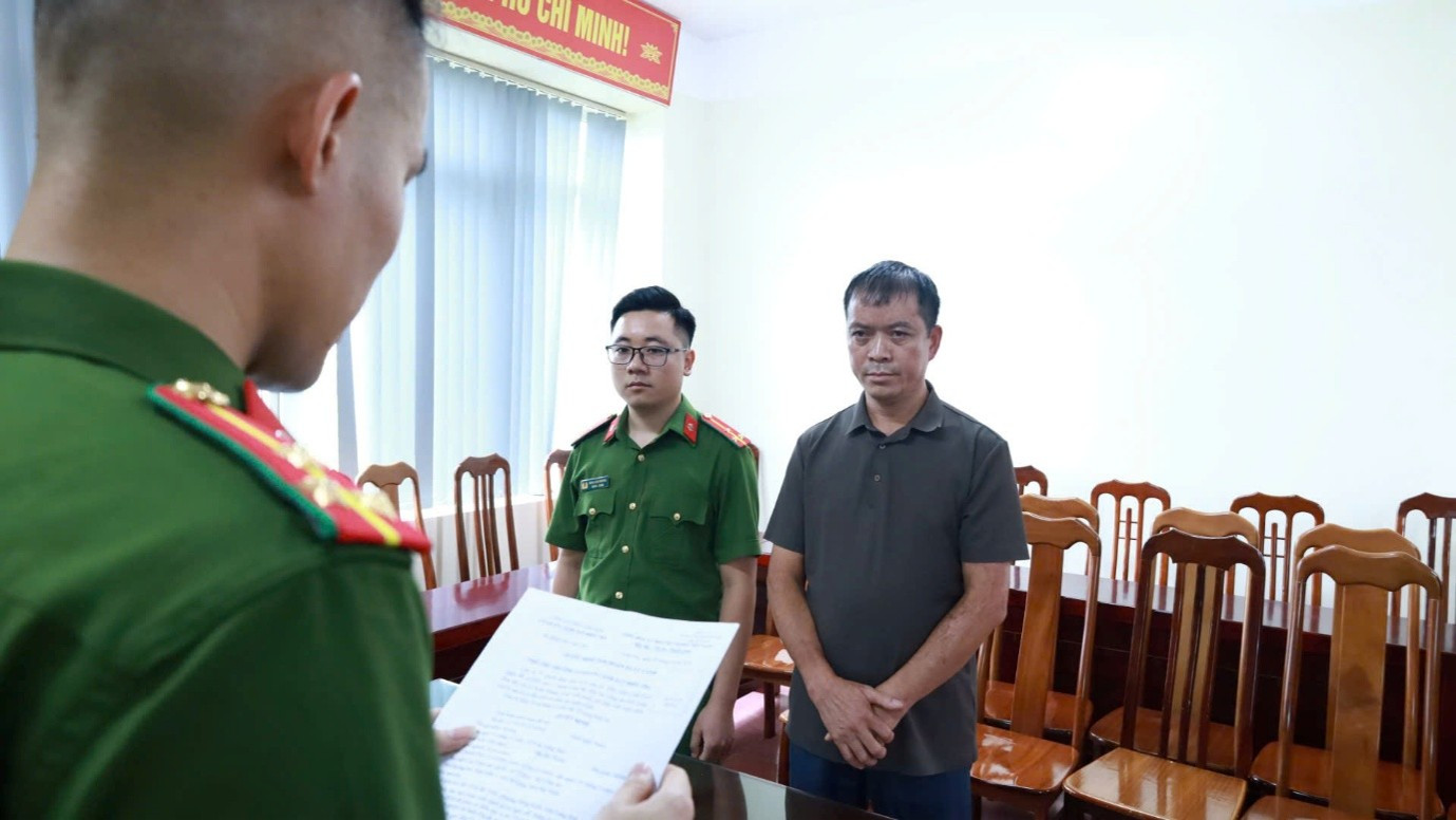 Lực lượng chức năng tống đạt quyết định khởi tố bị can đối với Lê Xuân Khang tại tỉnh Lạng Sơn