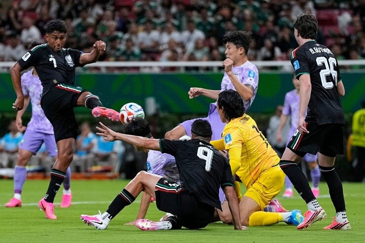 Tình huống thủ môn Kim Seung Gyu mắc sai lầm dẫn tới bàn thua của Hàn Quốc
