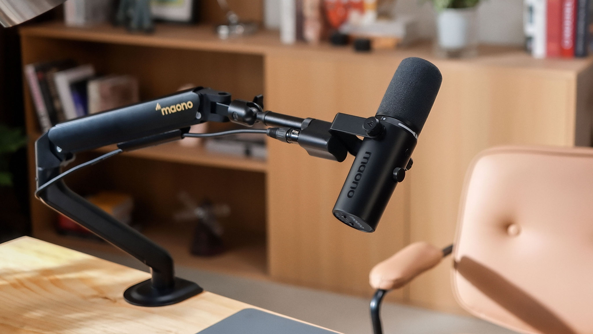 The Maono PD500W can be used as a wired or wireless microphone for live streaming from a laptop or phone.