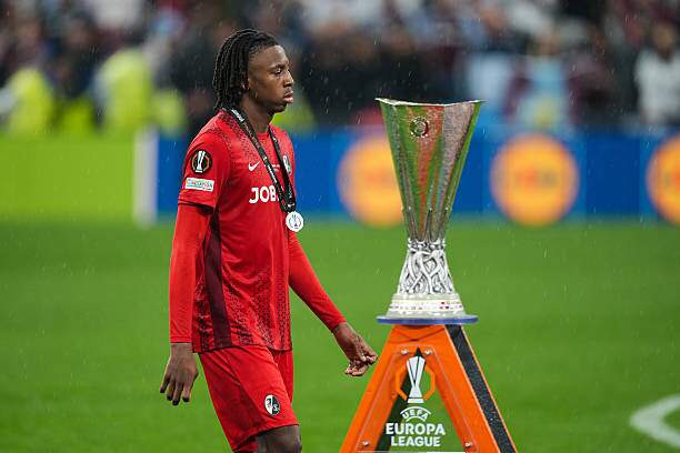 Manzambi cùng Freiburg chỉ về Á quân Europa League nhưng cá nhân anh đoạt giải Cầu thủ trẻ hay nhất