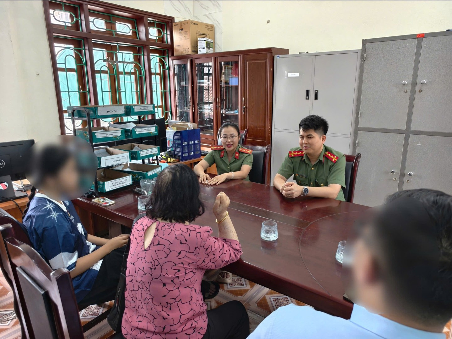Cán bộ Công an phường Điện Biên Phủ tuyên truyền cho người dân về các thủ đoạn lừa đảo phổ biến