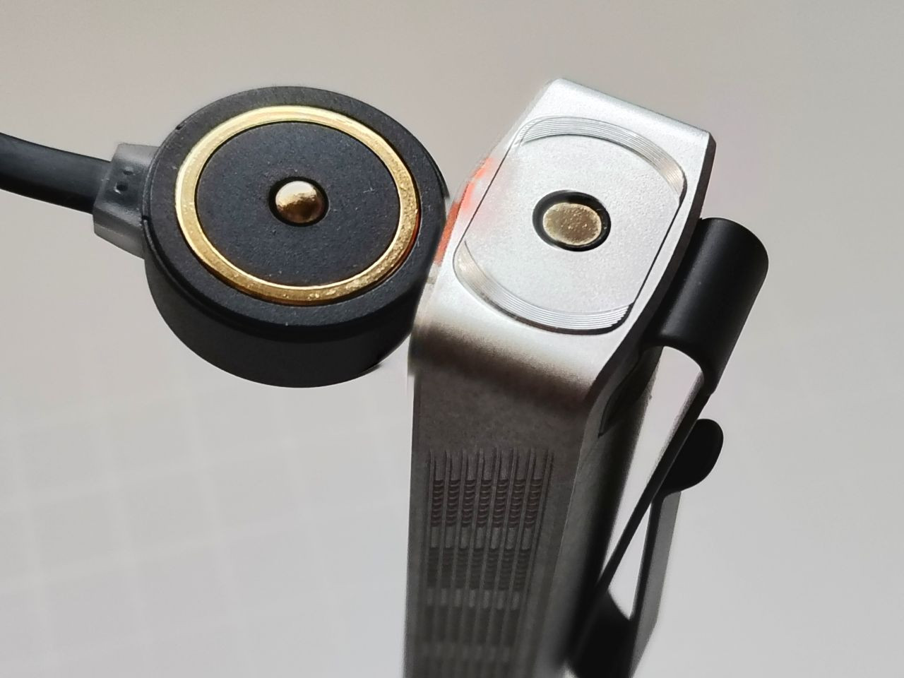 Đế sạc từ tính đi kèm của Olight ArkPro.