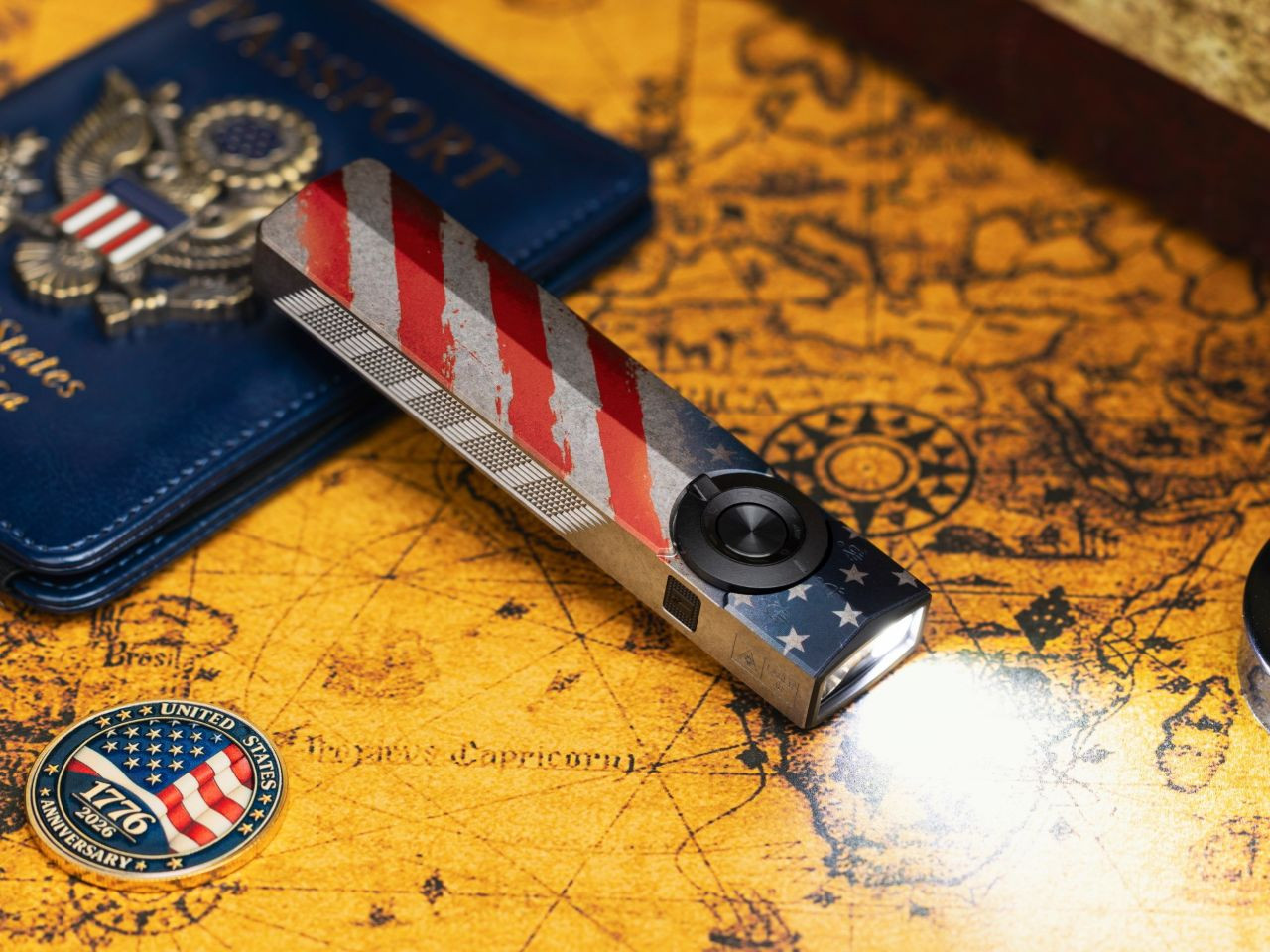 Đèn pin Olight ArkPro Stars & Stripes Edition với độ sáng 1.500 lumen.