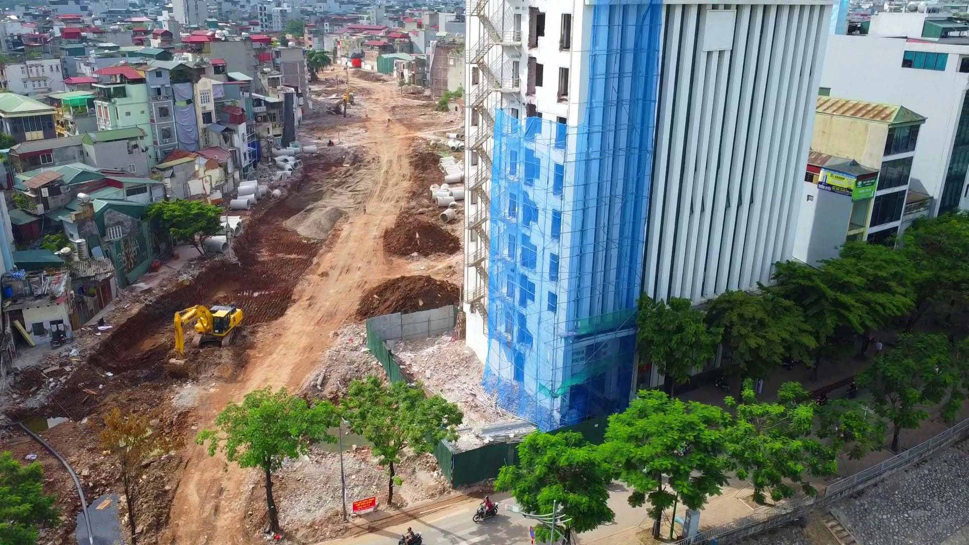 Tòa nhà cao tầng đang chuẩn bị tháo dỡ một phần để thi công đường