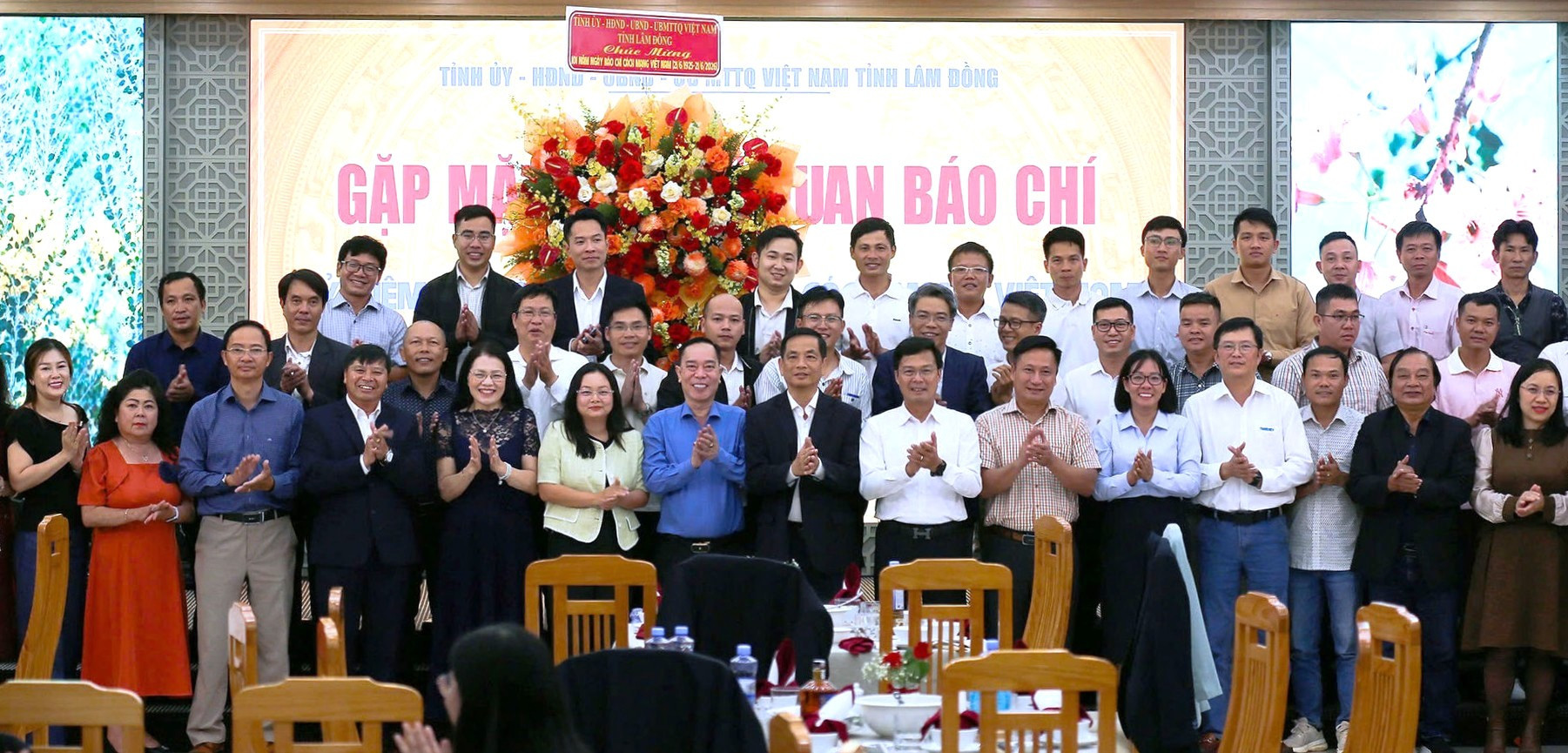 lanh-dao-tinh-lam-dong-chup-hinh-luu-niem-cung-dai-dien-cac-co-quan-bao-chi-hoat-dong-tren-dia-ban-1-.jpg