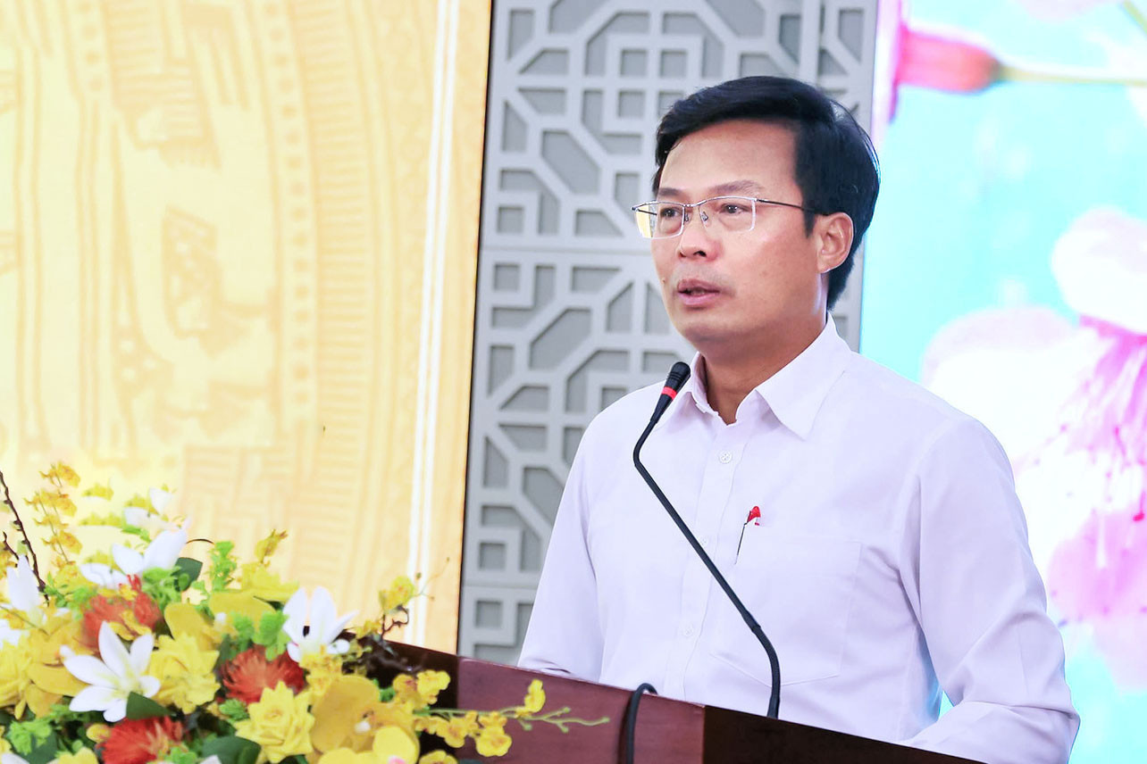 pho-chu-tich-ubnd-tinh-lam-dong-dinh-van-tuan-chuc-mung-cac-co-quan-bao-chi-nhan-dip-ky-niem-101-nam-ngay-bao-chi-cach-mang-viet-nam-4-.jpg
