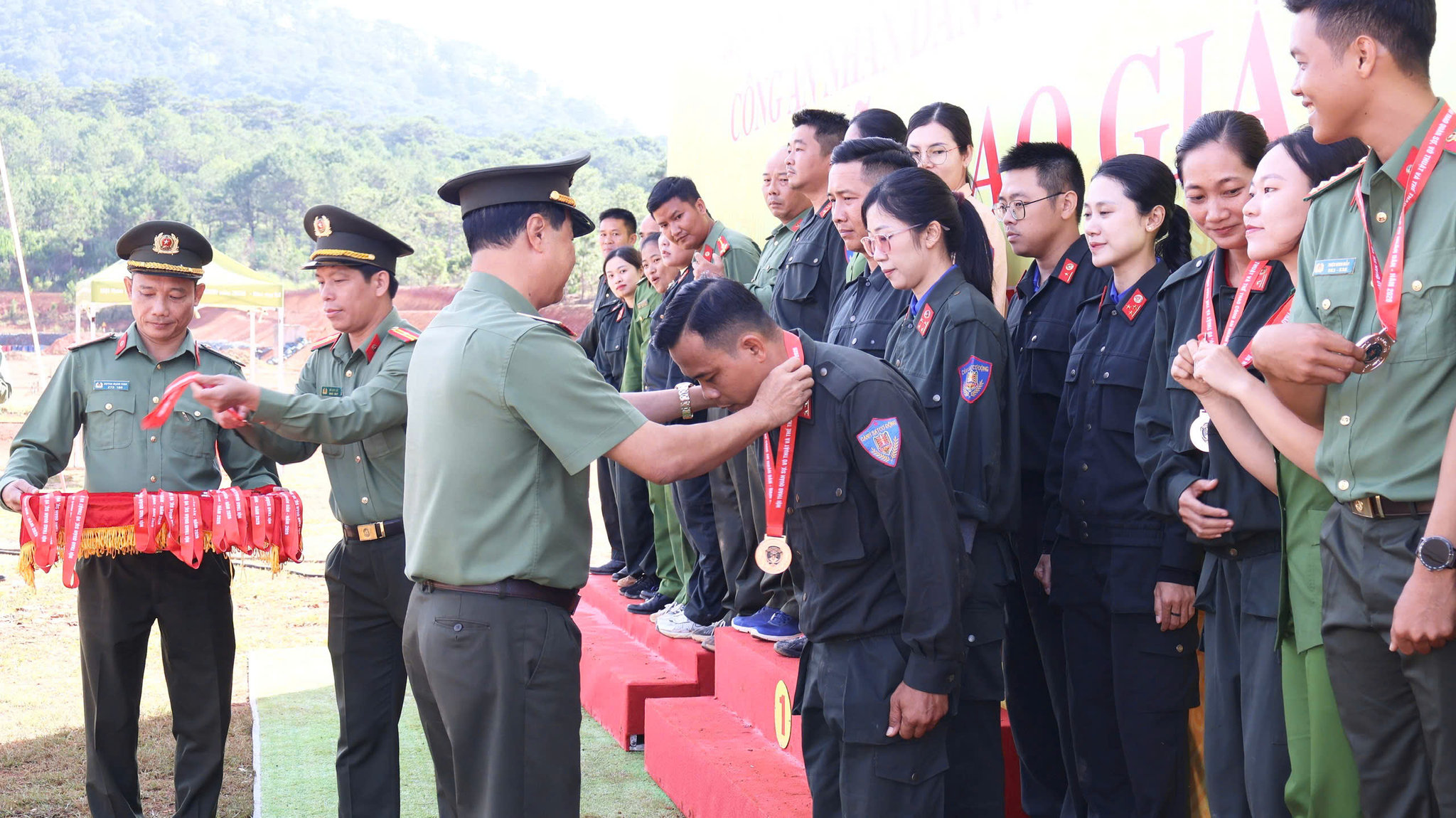 Trao huy chương cho các vận động viên đạt giải