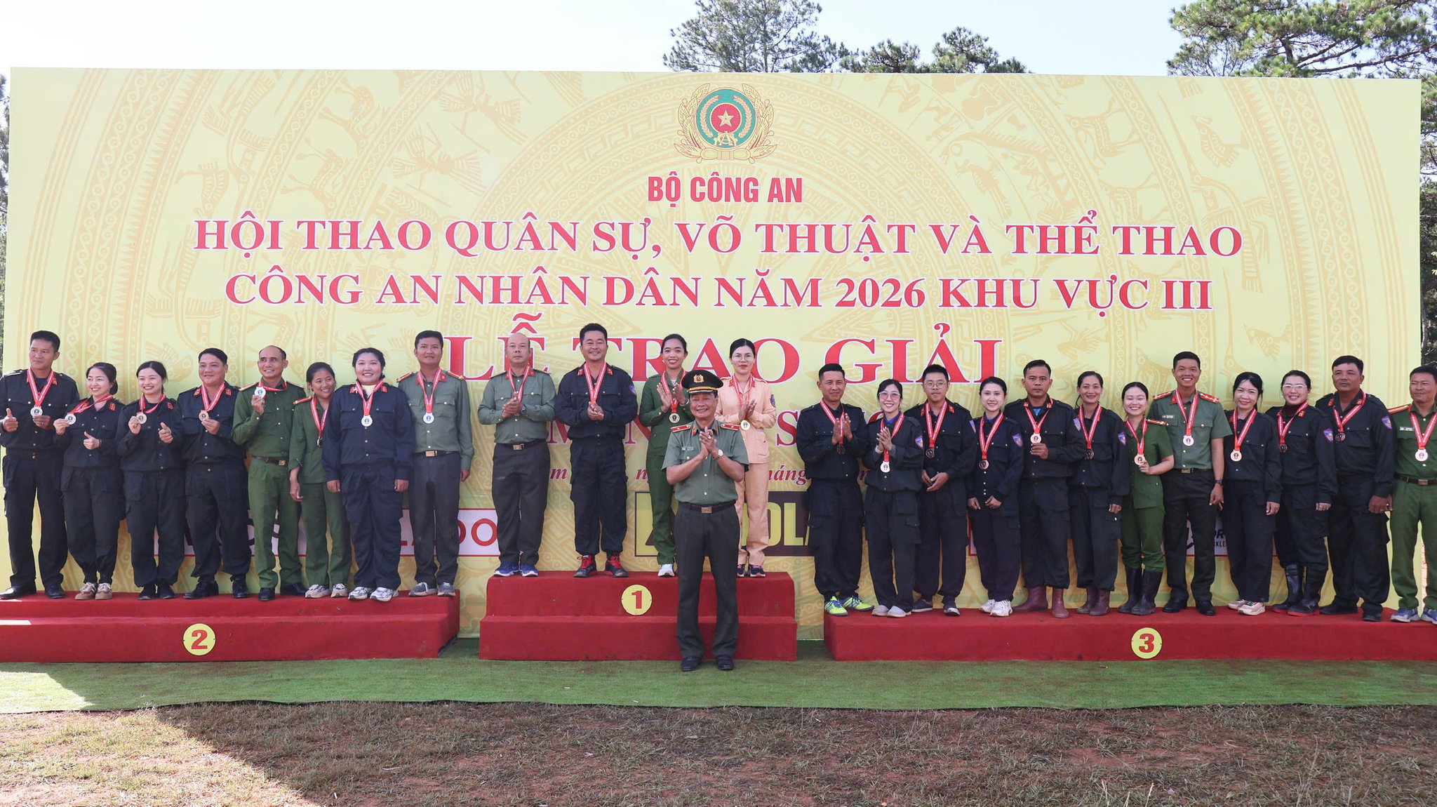 Sự kịch tính trong nội dung thi đấu súng trường bắn tỉa cự ly 120 m tạo nên sự hấp dẫn của các đợt hội thao Công an nhân dân