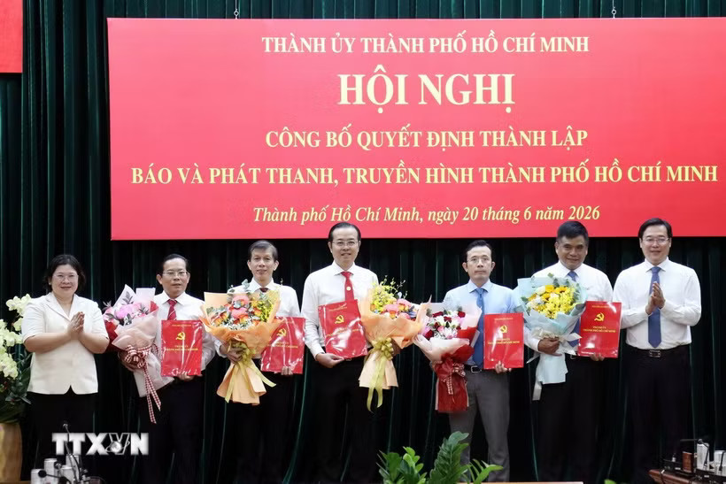 Lãnh đạo Thành ủy Thành phố Hồ Chí Minh trao quyết định bổ nhiệm Tổng Giám đốc, các Phó Tổng Giám đốc Cơ quan Báo và Phát thanh, Truyền hình Thành phố. (Ảnh: Tiến Lực/TTXVN)