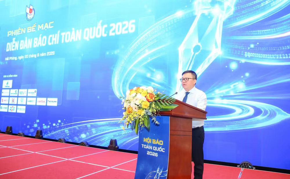Chủ tịch Hội Nhà báo Việt Nam Lê Quốc Minh công bố bộ “10 quy tắc sử dụng AI trong hoạt động báo chí”. (Ảnh: Sơn Hải) z7957520682261-7bde135347a50ecb48256fb3318a9513.jpg