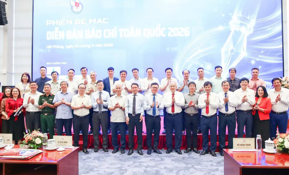 Các đại biểu chụp ảnh lưu niệm tại Phiên bế mạc Diễn đàn Báo chí toàn quốc 2026. (Ảnh: Sơn Hải) z7957520764402-c685fa6a418492162988cfcd3b491f22.jpg
