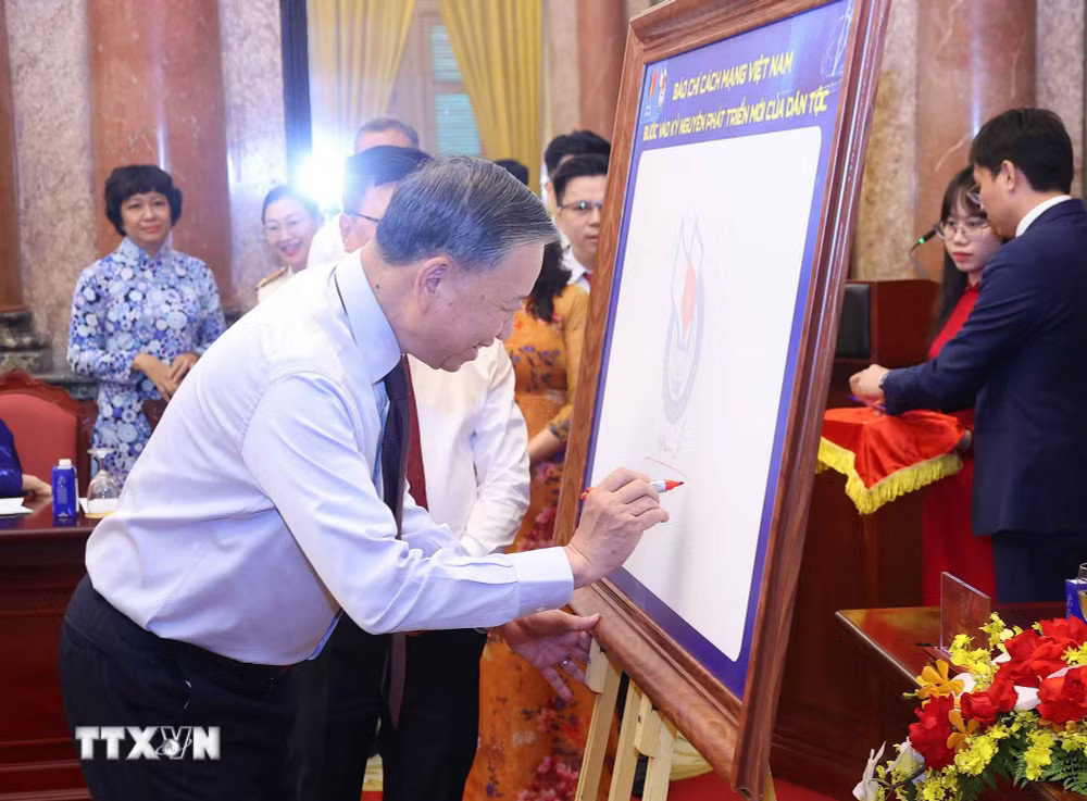 ttxvn-1806-tong-bi-thu-nha-bao-tieu-bieu-1.jpg