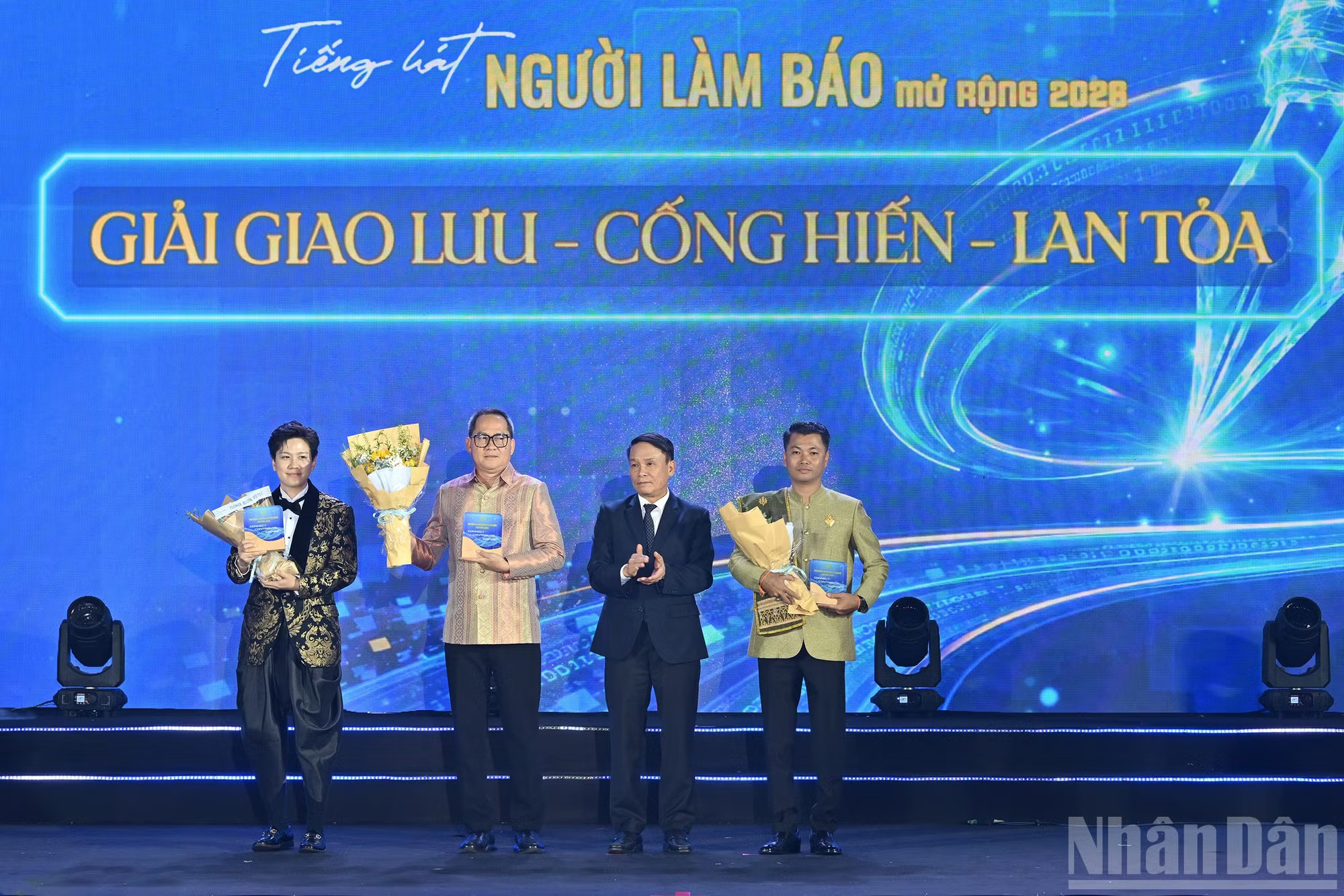 ndo_br_tang-thai-lao-cam.jpg