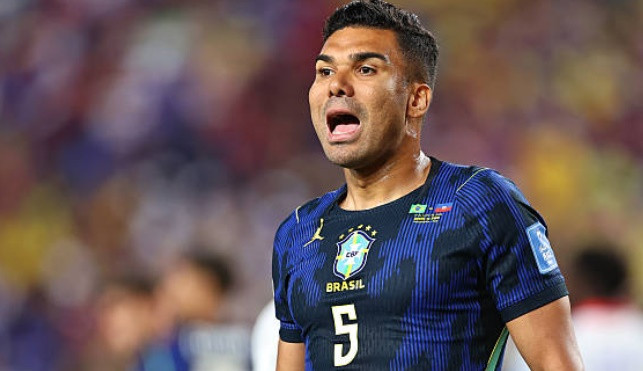 Casemiro đánh chặn ở khu vực giữa sân