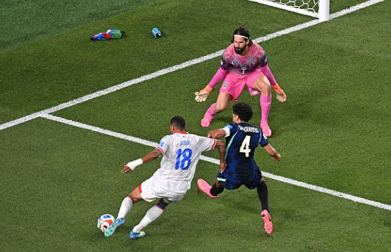 Trung vệ Marquinhos chỉ huy hàng phòng ngự Brazil