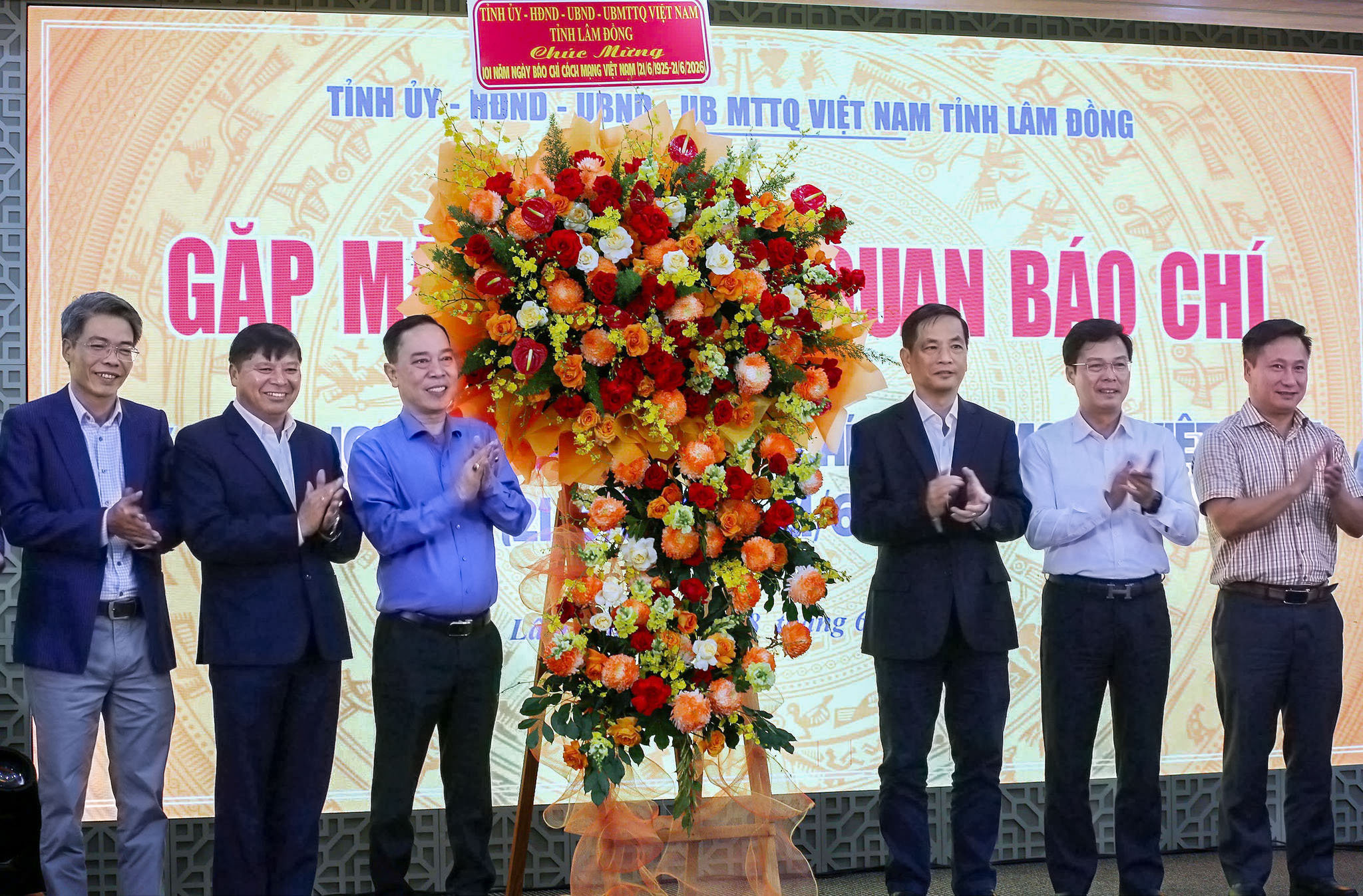 lanh-dao-tinh-tang-hoa-chuc-mung-cac-co-quan-bao-chi-nhan-dip-ky-niem-101-nam-ngay-bao-chi-cach-mang-viet-nam-2-.jpg