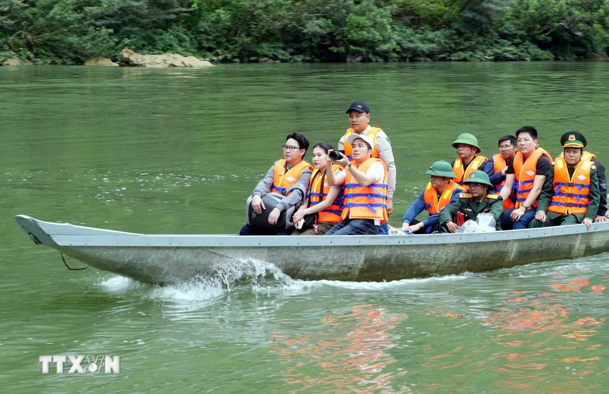 ttxvn-0803-bau-cu-som-xa-bien-gioi-truong-son-quang-tri-9.jpg