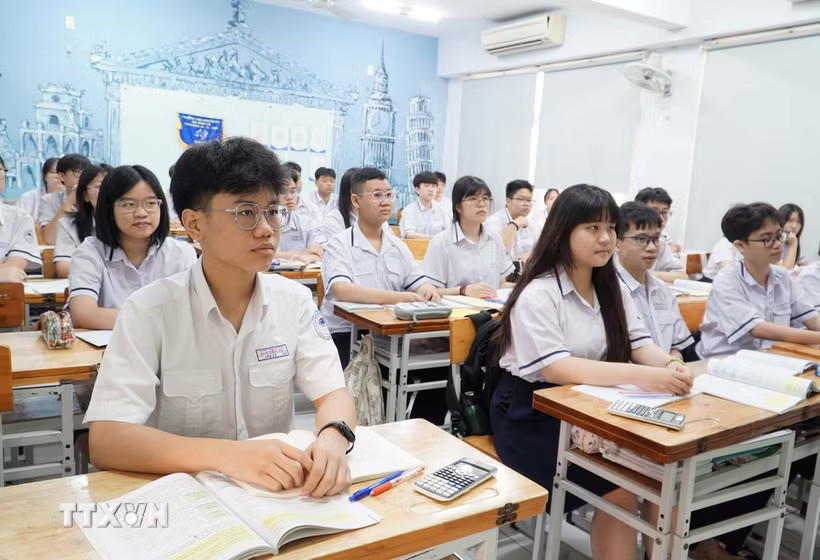 Học sinh Trường Trung học cơ sở Nguyễn Du (phường Bến Thành, Thành phố Hồ Chí Minh) trong giờ học môn Toán. (Ảnh: Thu Hoài/TTXVN)