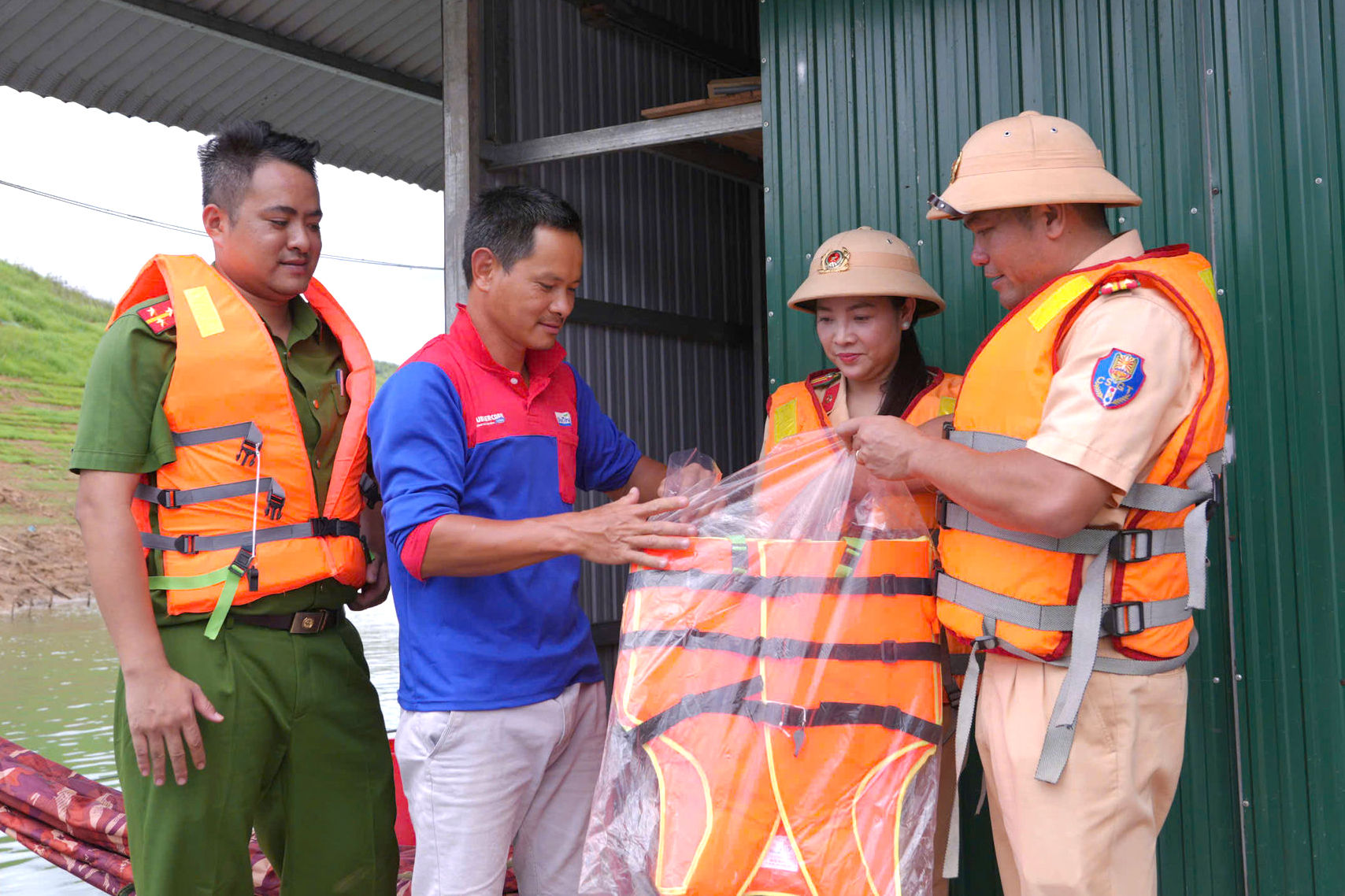 doi-canh-sat-giao-thong-duong-thuy-vua-trao-tang-truc-tiep-cac-ho-dan-song-o-long-ho-cung-nhu-gui-mot-so-ao-phao-cho-nhung-ho-dan-khac-vang-nha.jpg