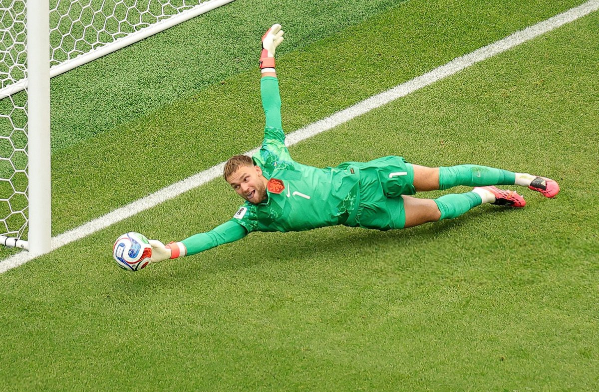Bart Verbruggen thực hiện pha cứu thua trong trận đấu giữa Hà Lan và Thụy Điển tại World Cup 2026.