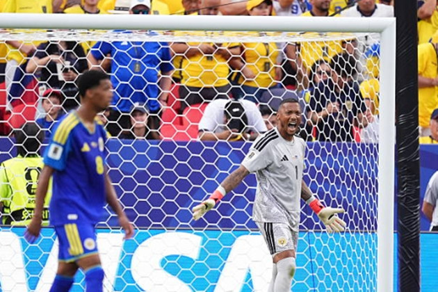Thủ thành Eloy Room ăn mừng sau trận hòa lịch sử của Curacao trước Ecuador tại World Cup 2026.