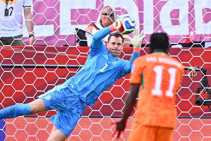 Neuer trở thành thủ môn ra sân nhiều nhất trong lịch sử World Cup