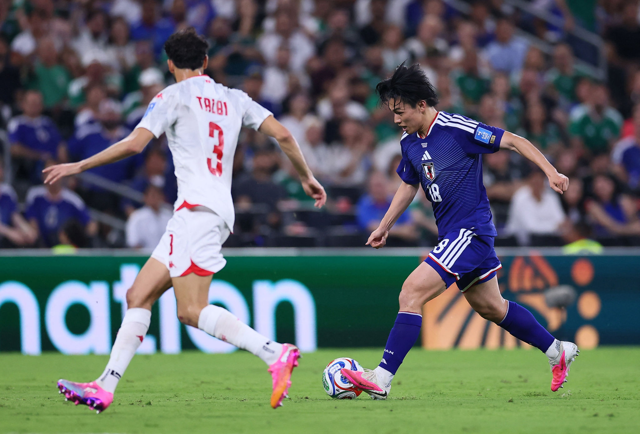 Ayase Ueda tung cú sút xa nhân đôi cách biệt
