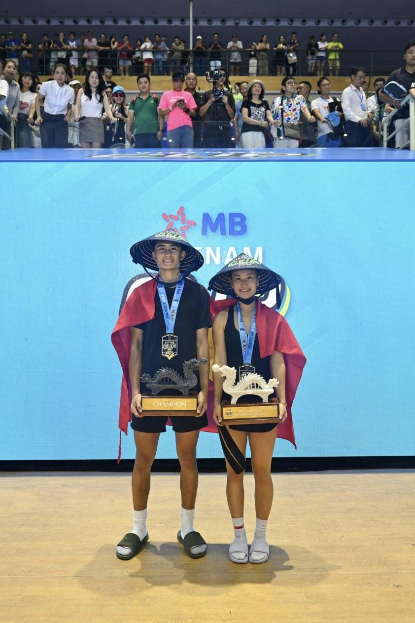 Alix và Jonathan Trương nâng cao cúp vô địch tại PPA Vietnam Cup 2025