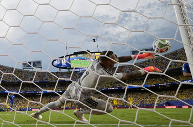 Eloy Room thực hiện một pha cản phá xuất thần, bám sát kỷ lục của Tim Howard.