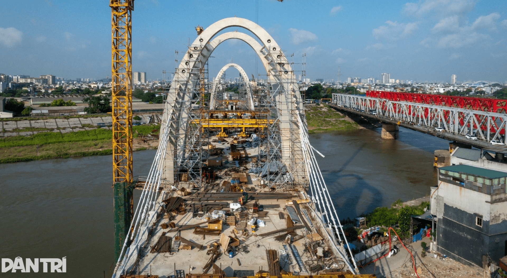 Thi công nhịp cầu sắt tại dự án cầu Đuống mới.