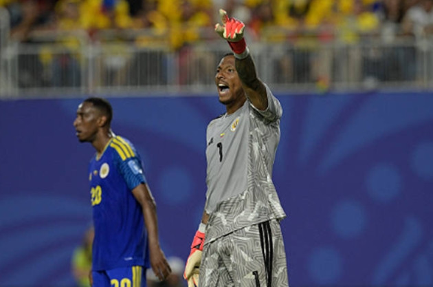 So sánh thống kê cứu thua giữa Eloy Room và Tim Howard tại đấu trường World Cup.
