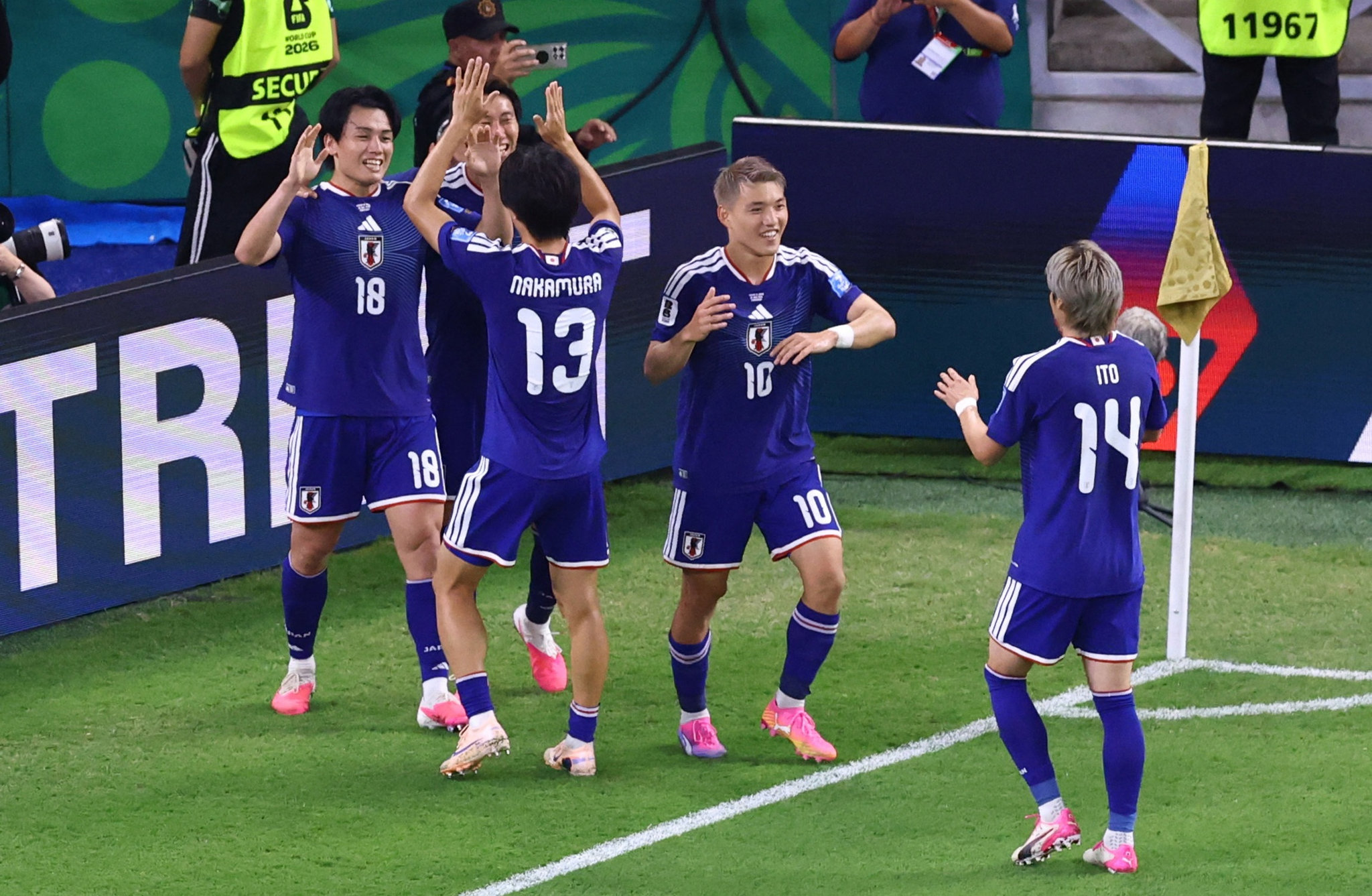 Nhật Bản ảnh 8 Ueda ăn mừng bàn thắng nâng tỷ số lên 2-0