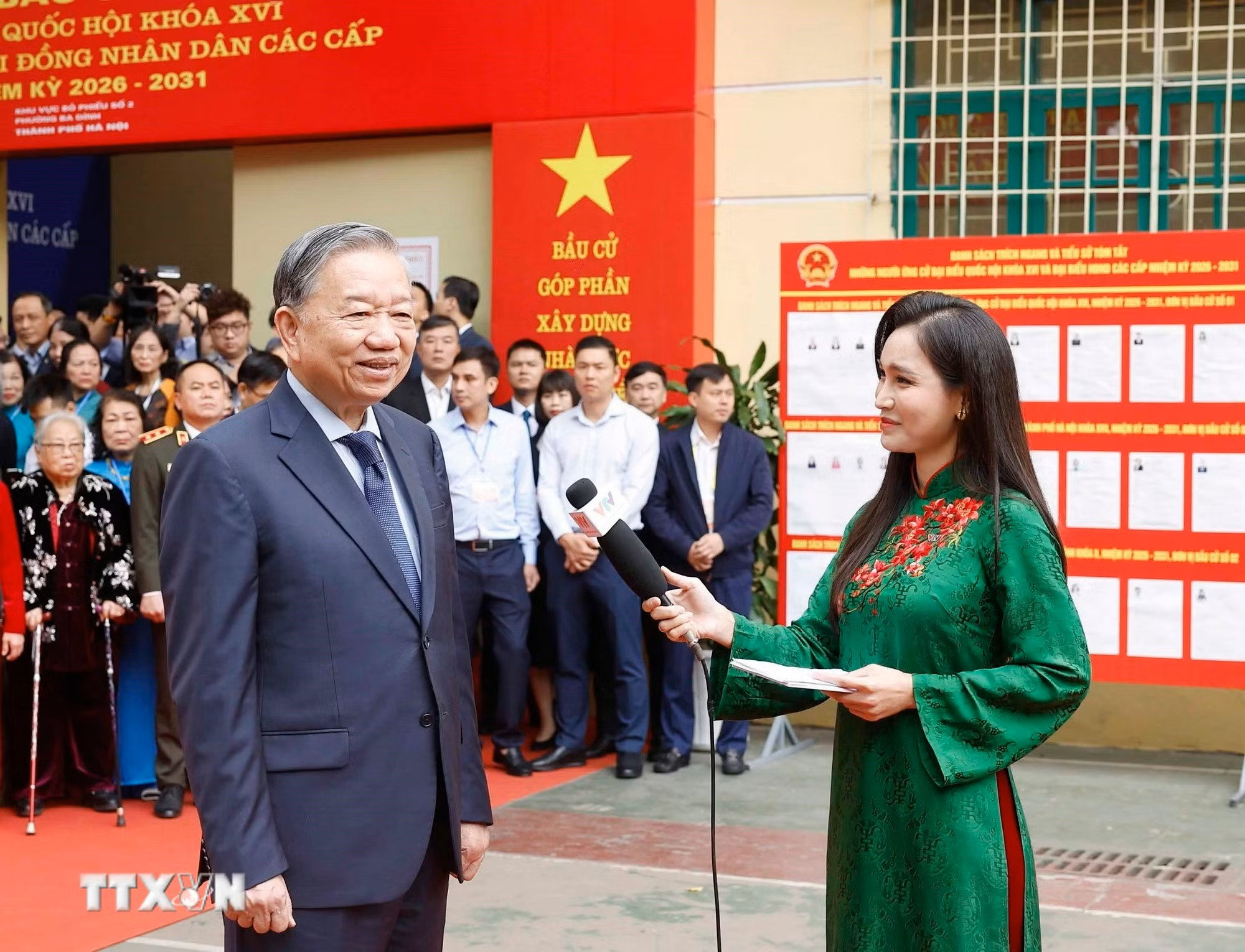 tong-bi-thu-to-lam-bo-phieu-bau-cu-tai-phuong-ba-dinh-ha-noi-8641507.jpg