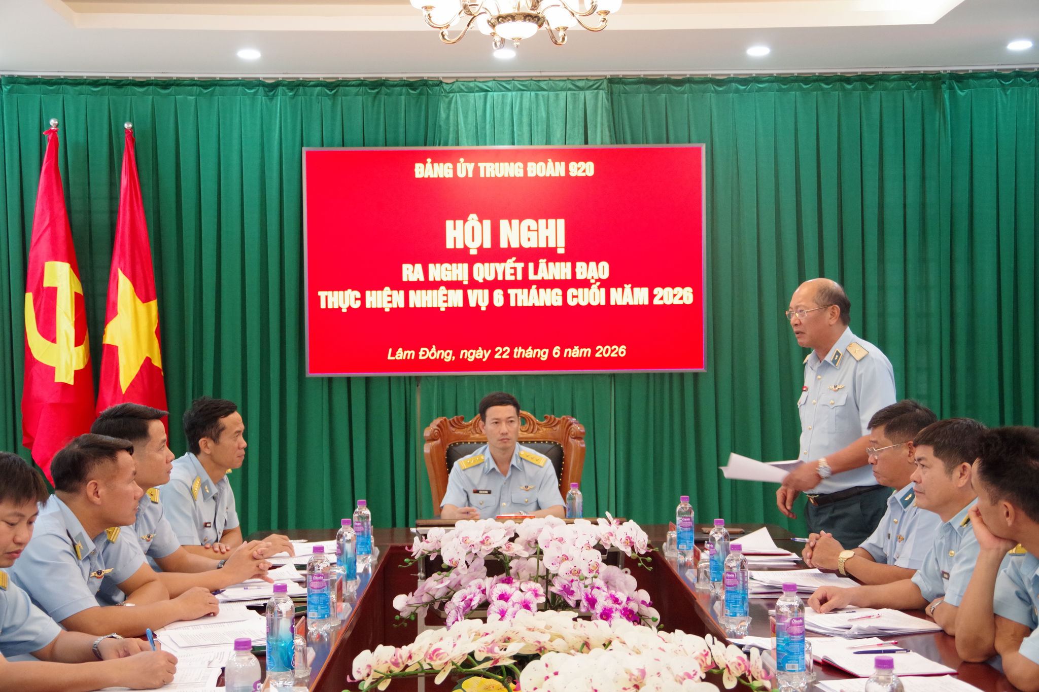 Ảnh 1. Thiếu tướng Ngô Vĩnh Phúc - Hiệu trưởng Trường Sĩ quan Không quân phát biểu chỉ đạo Hội nghị