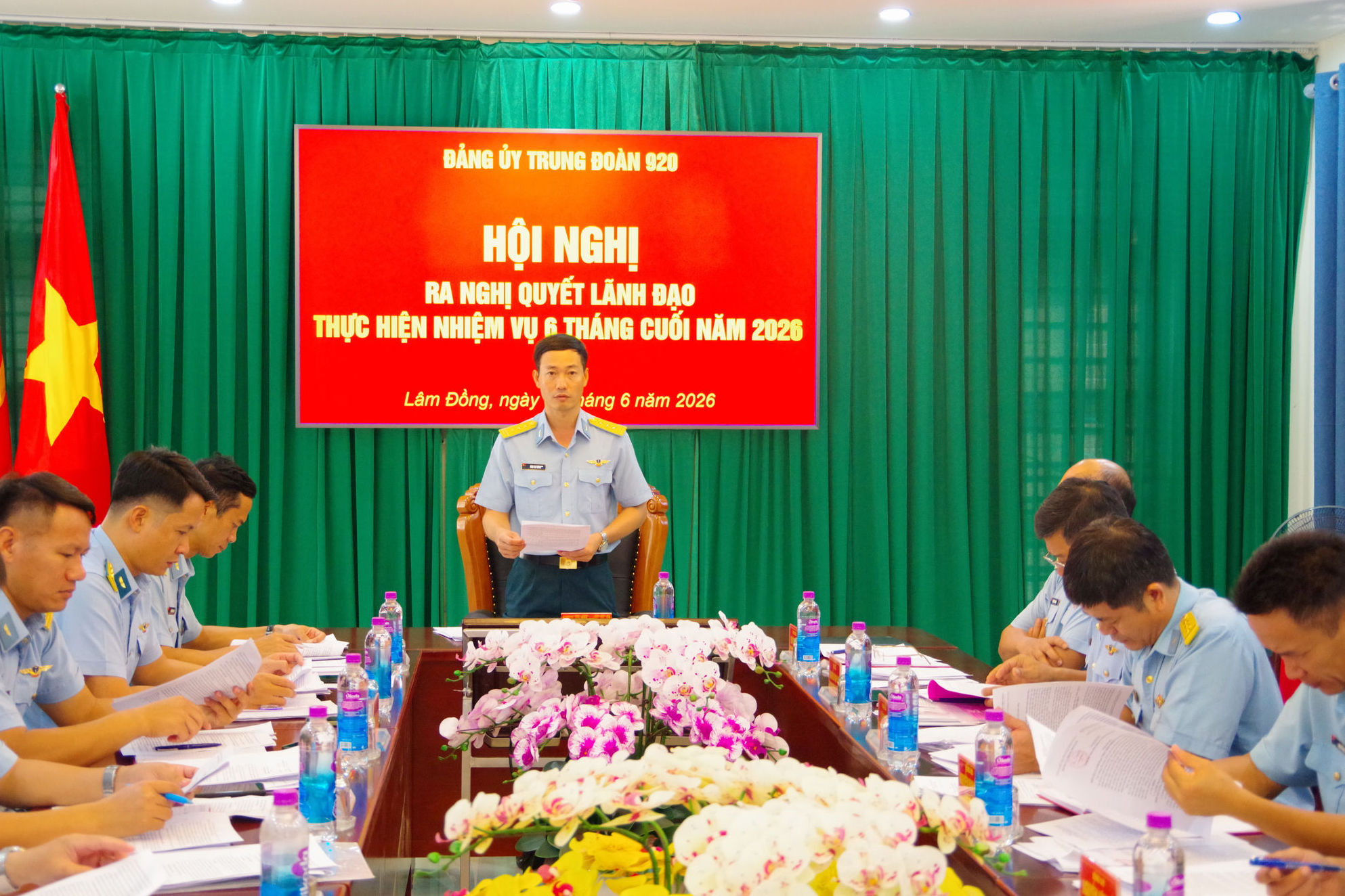 anh-3.-thuong-ta-dam-chi-dung-bi-thu-dang-uy-chinh-uy-trung-doan-phat-bieu-tai-hoi-nghi(1).jpg