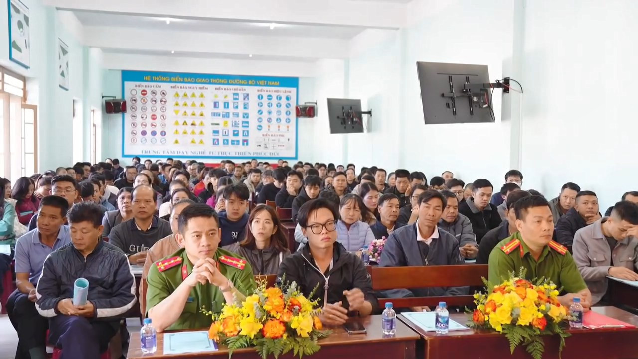 Hơn 300 học viên tham gia lớp bồi dưỡng nghiệp vụ PCCC&CNCH. Ảnh Lê Tiến.