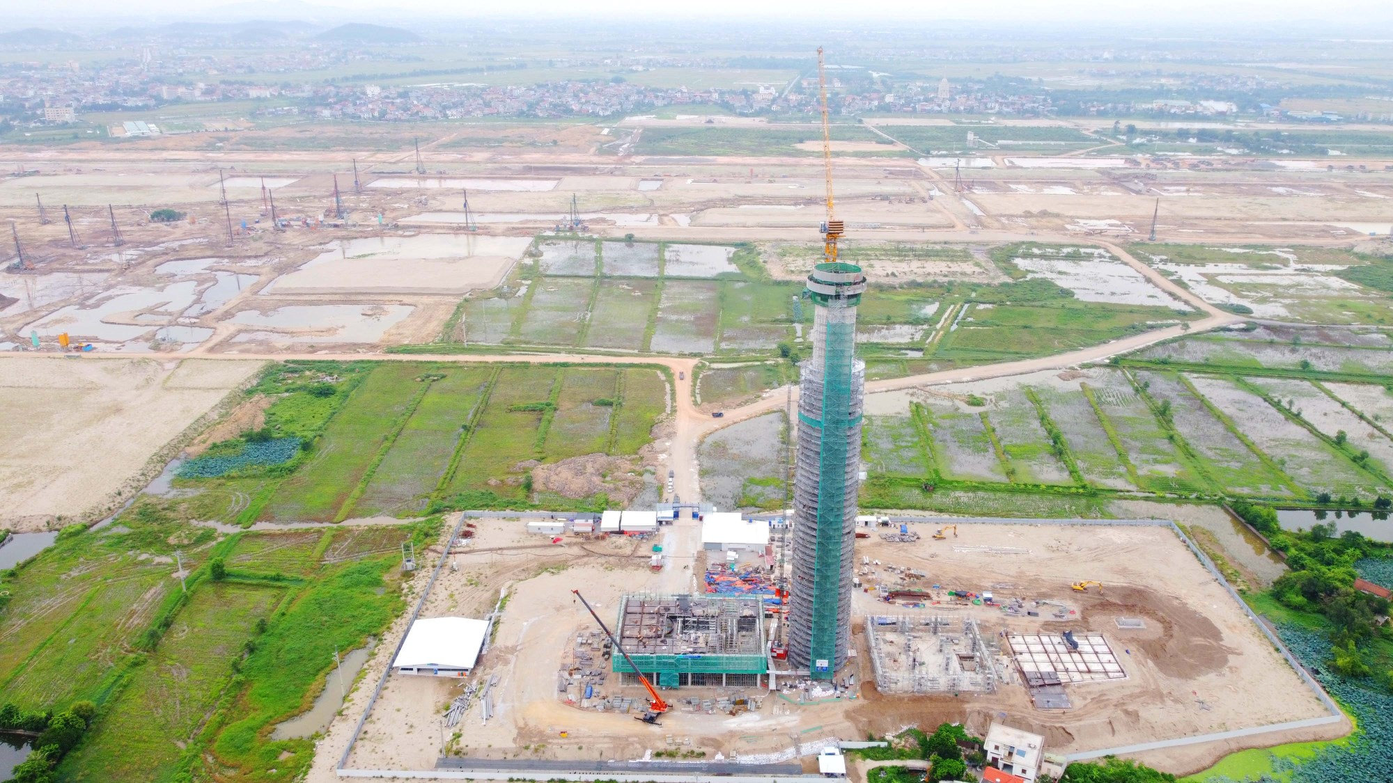 Tháp không lưu ATC sân bay Gia Bình chính thức cất nóc vào ngày 8/6.