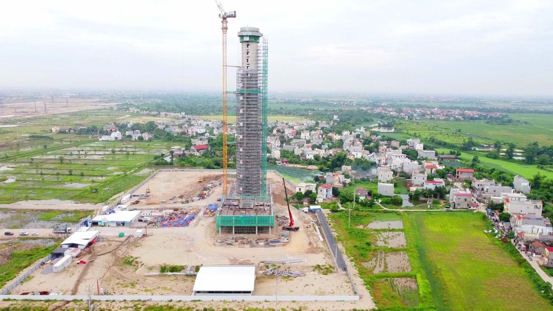 Tháp không lưu đạt chiều cao 127 m sau 6 tháng thi công.