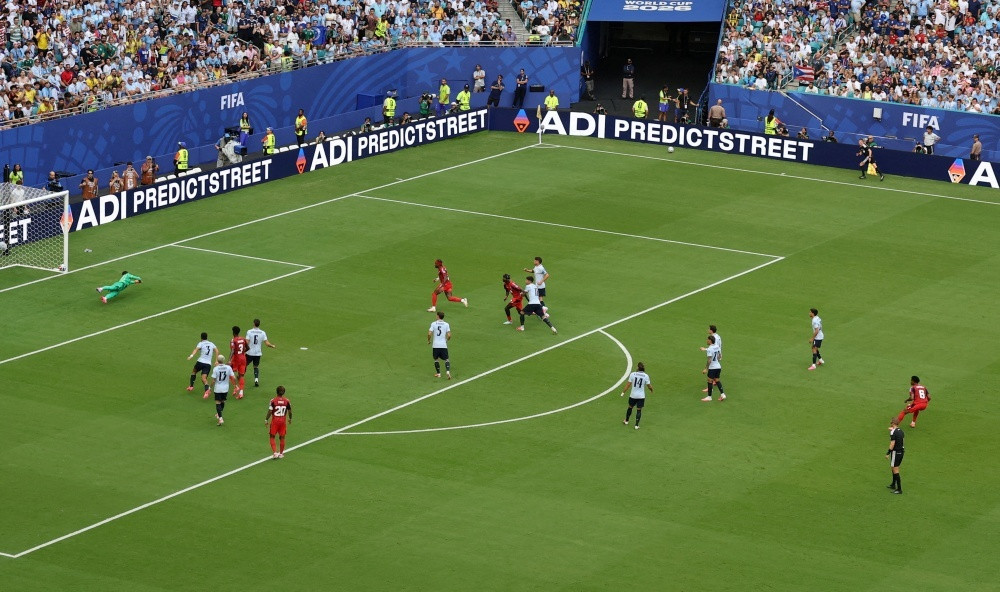 Kevin Pina ghi bàn từ cú đá phạt trực tiếp vào lưới Uruguay
