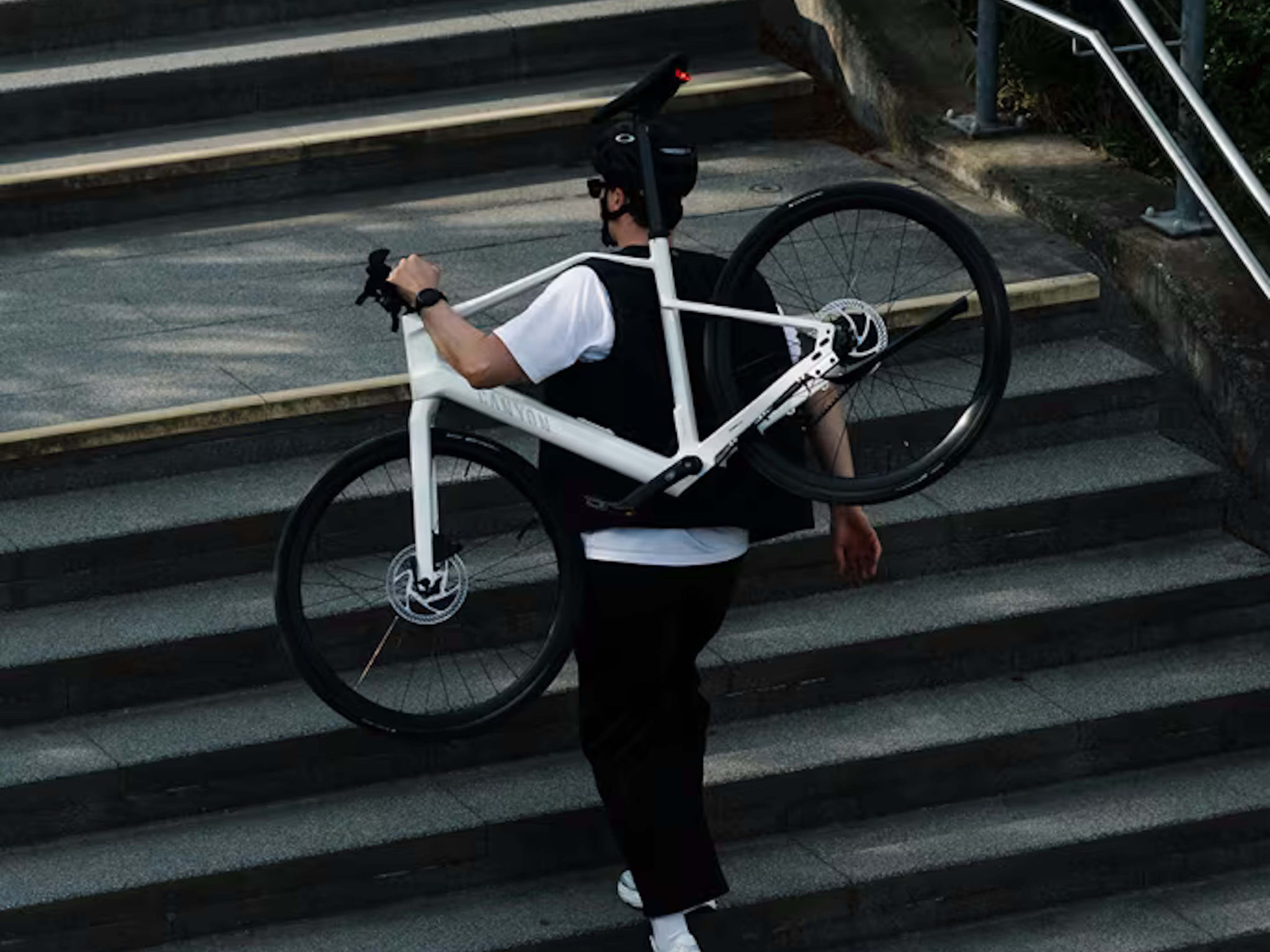 Roadlite:ON CF: Lightweight e-bike with belt drive
