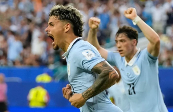 Maxi Araujo ghi bàn gỡ hòa cho Uruguay.