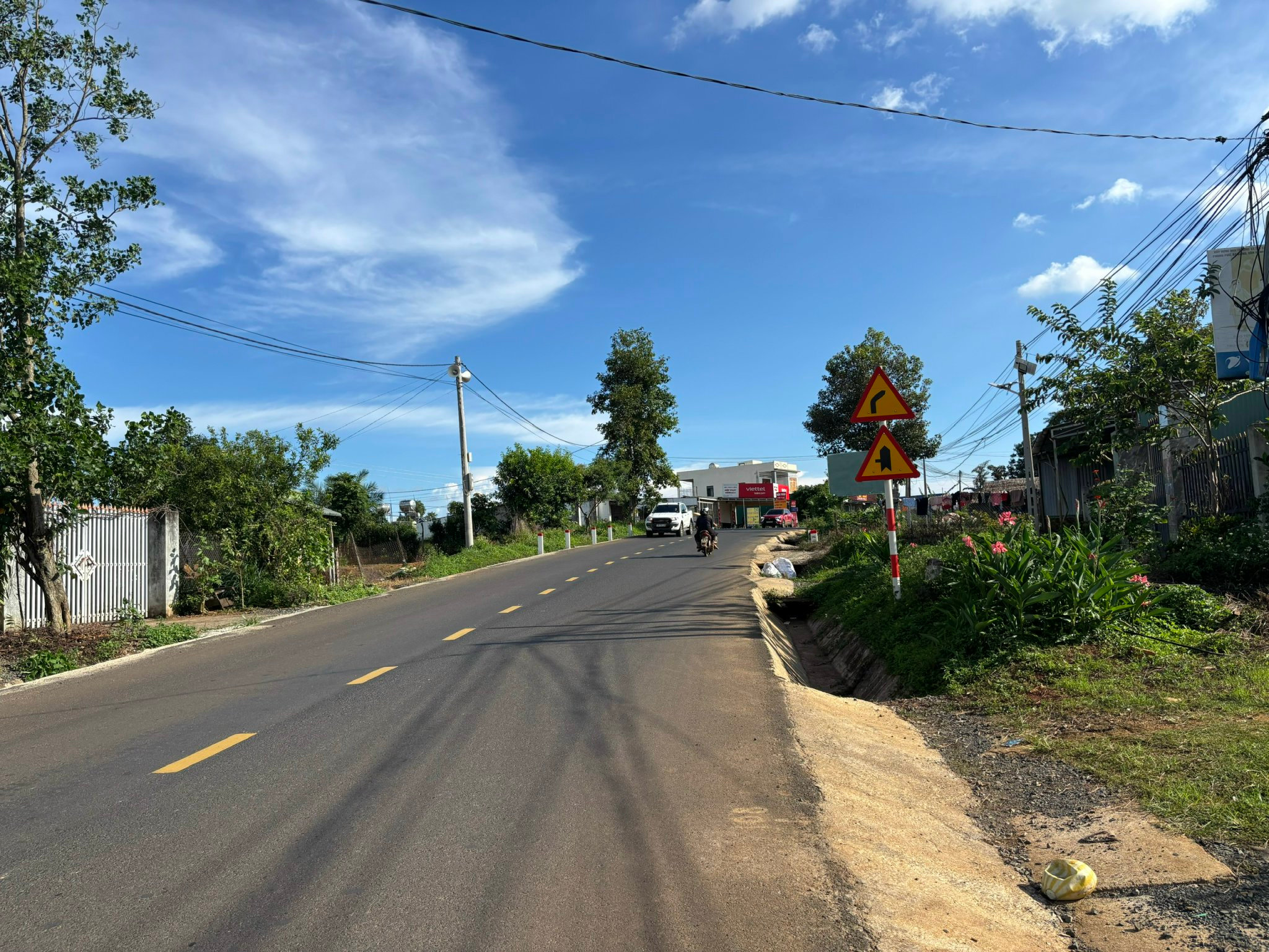 ティン・ウェル・ドムの人々は、電気、道路、学校、医療施設を利用できる。