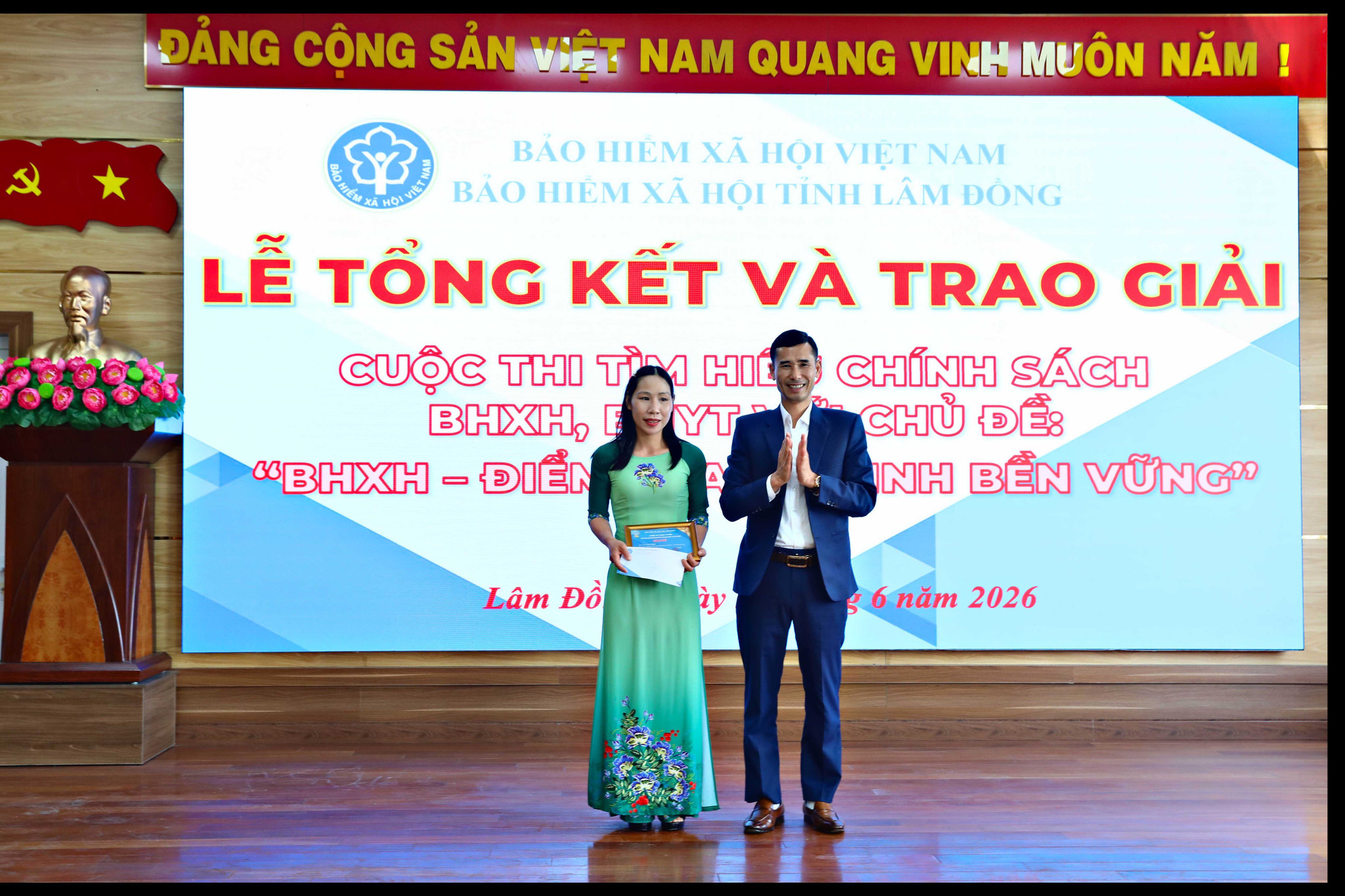 Ông Kiều Công Minh, Phó Giám đốc BHXH tỉnh Lâm Đồng trao Giải nhì cuộc thi cho chị Tô Thị Nga (xã Quảng Lập) tại trụ sở Bảo hiểm xã hội tỉnh sáng nay
